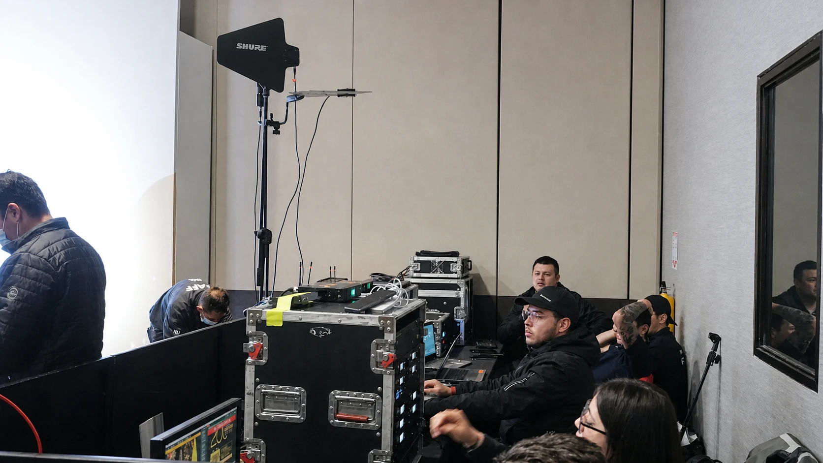 Equipo técnico durante la operación de una producción en el Congreso