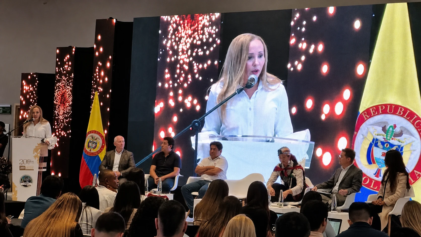 Escenario y pantalla LED durante una producción institucional en el Congreso