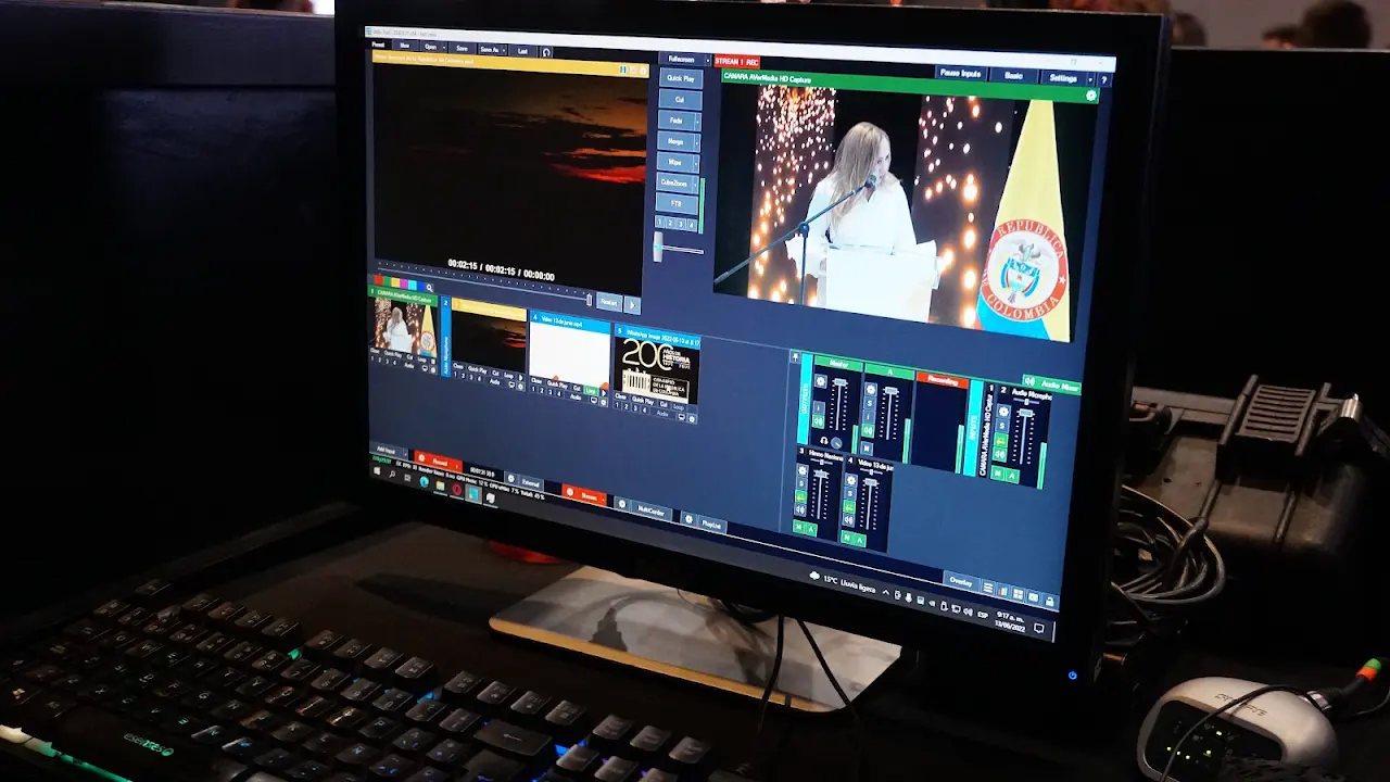 Pantalla de operación vMix durante una transmisión real de Producciones Golem