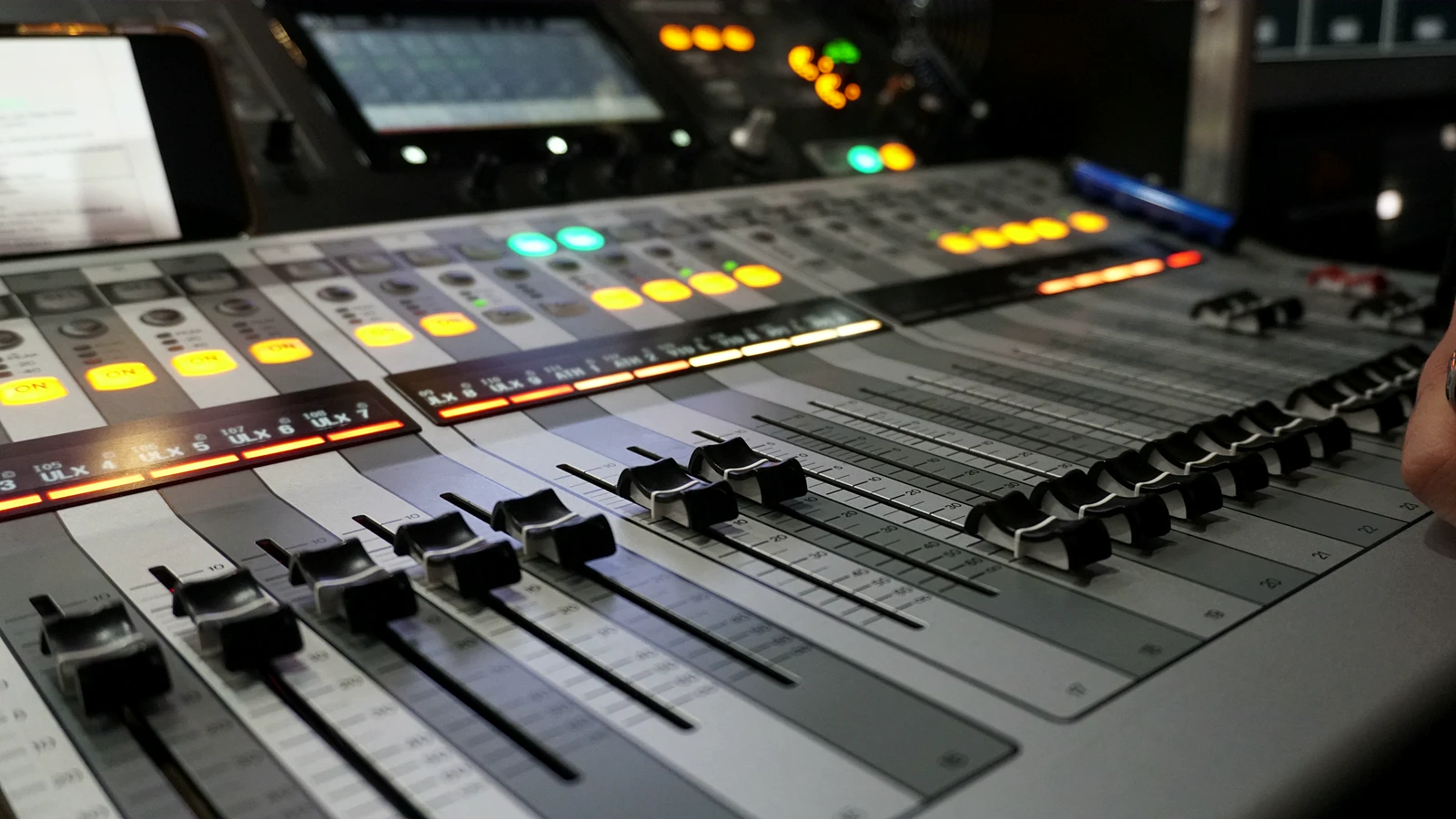 Consola digital operada durante una producción real de Producciones Golem